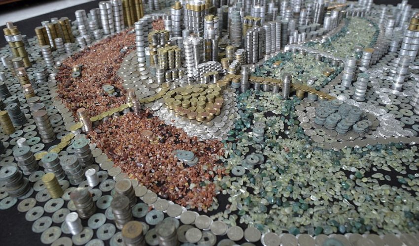 Man painstakingly stacks up 50,000 coins to create a spectacular model of his hometown Man painstakingly stacks up 50,000 coins to create a spectacular model of his hometown