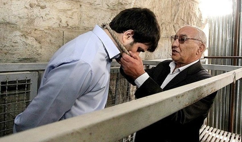 Ata ‪oğlunun qatilini edam kürsüsündə bağışladı