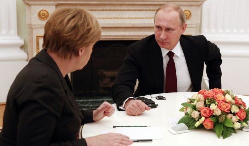 Putin Merkellə Kremldə görüşdü Putin Merkellə Kremldə görüşdü