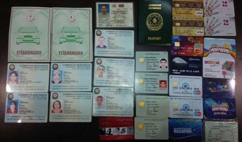 Банковские карты на свалке Баку Банковские карты на свалке Баку