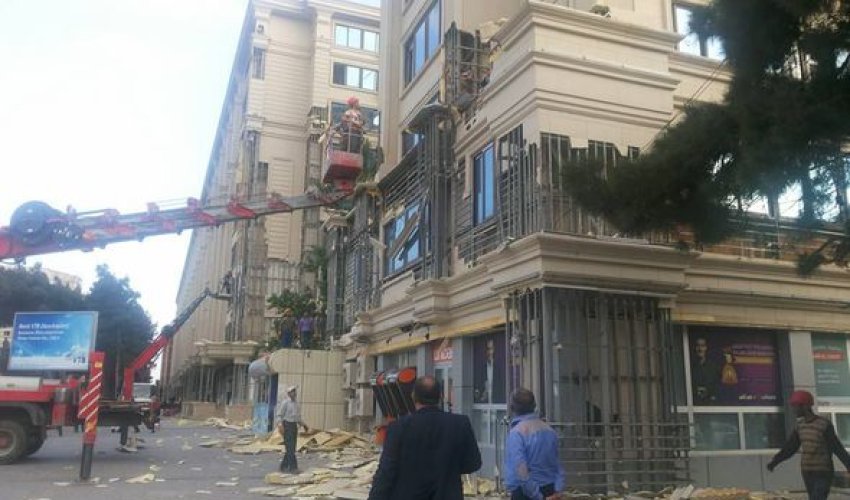 Bakıda binalardan penoplast üzlüklərin sökülməsinə başlanılıb - FOTO