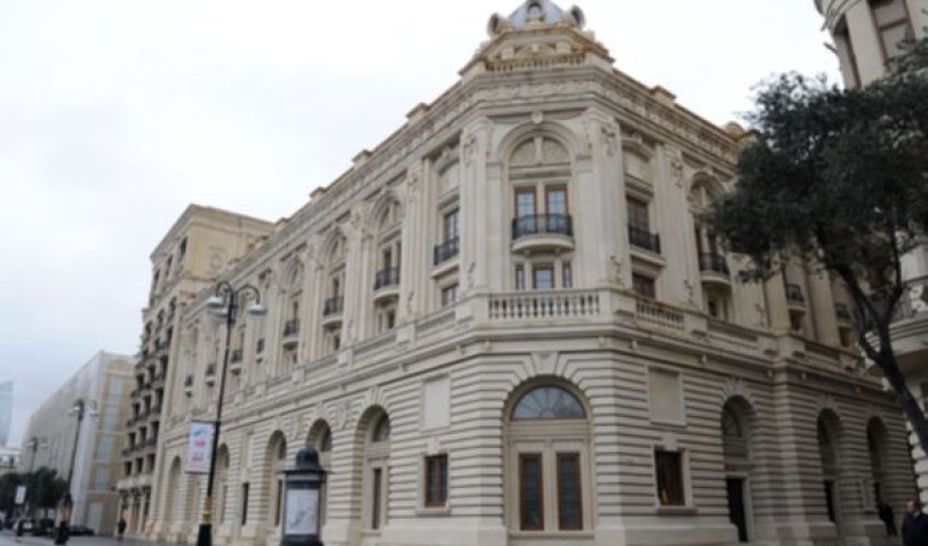 Səfir və Argentina rəsmisi Musiqili Teatrda