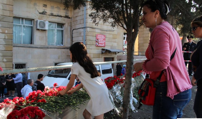 В Баку почтили память погибших при пожаре