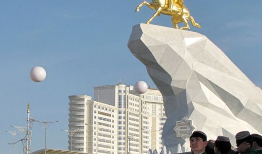 Aşqabadda prezident Berdımuxammedova qızıldan heykəl qoyuldu