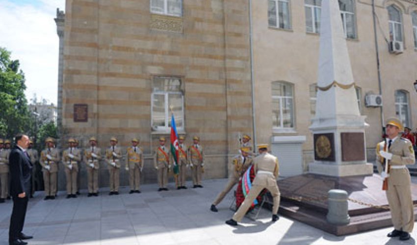 Prezident İstiqlal abidəsini ziyarət etdi
