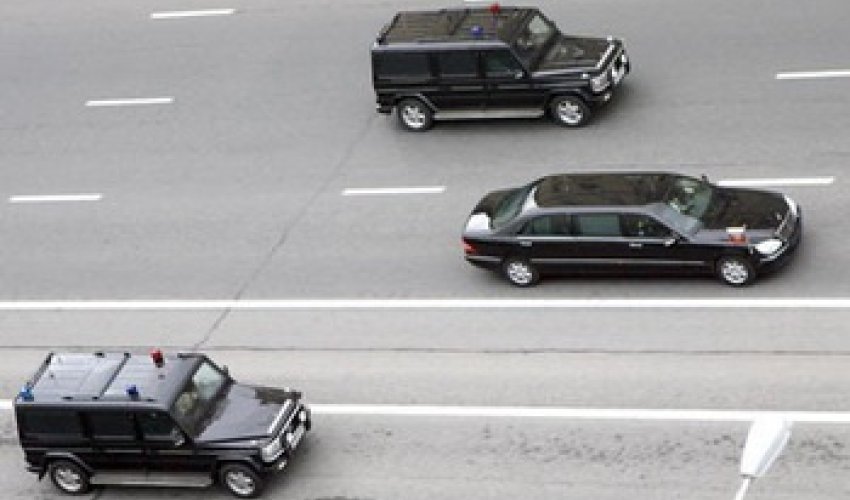 Sərxoş polislər prezidentin kortejini atəşə tutdu