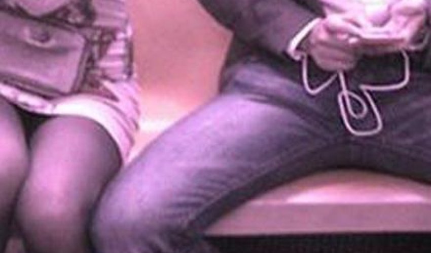 Metroda oturuşunu bilməyən 2 nəfər həbs olundu - VİDEO Metroda oturuşunu bilməyən 2 nəfər həbs olundu - VİDEO