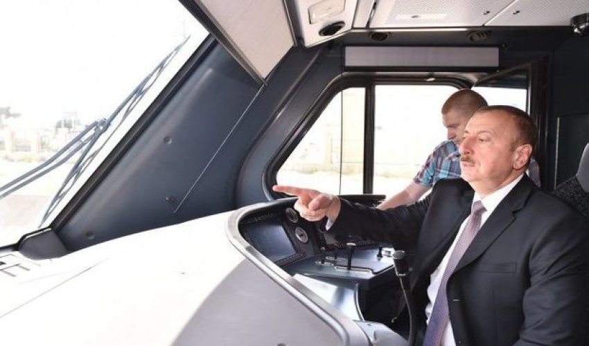 İlham Əliyev Bakıya gətirilən yeni elektrik qatarı ilə tanış oldu