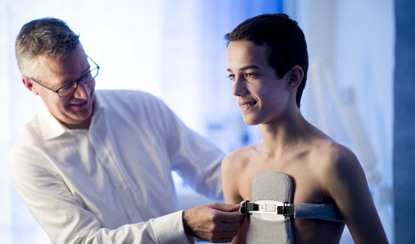 Boy with a PIGEON CHEST who threatened to smash his own torso Boy with a PIGEON CHEST who threatened to smash his own torso