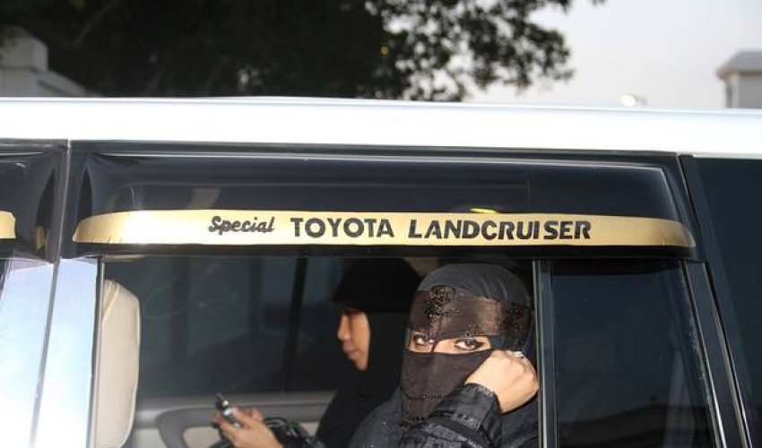 Saudi Arabia is to lift laws that ban women from travelling without a man's permission