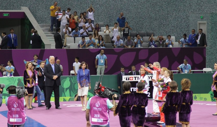 Birinci xanım Mariya Stadnikə qızıl medalı təqdim etdi - Fotolar