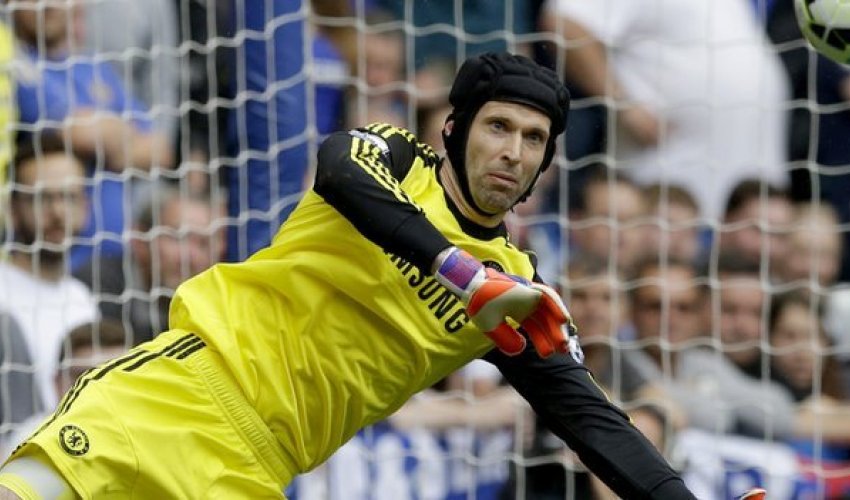 Petr Cech: Arsenal close to signing Chelsea goalkeeper