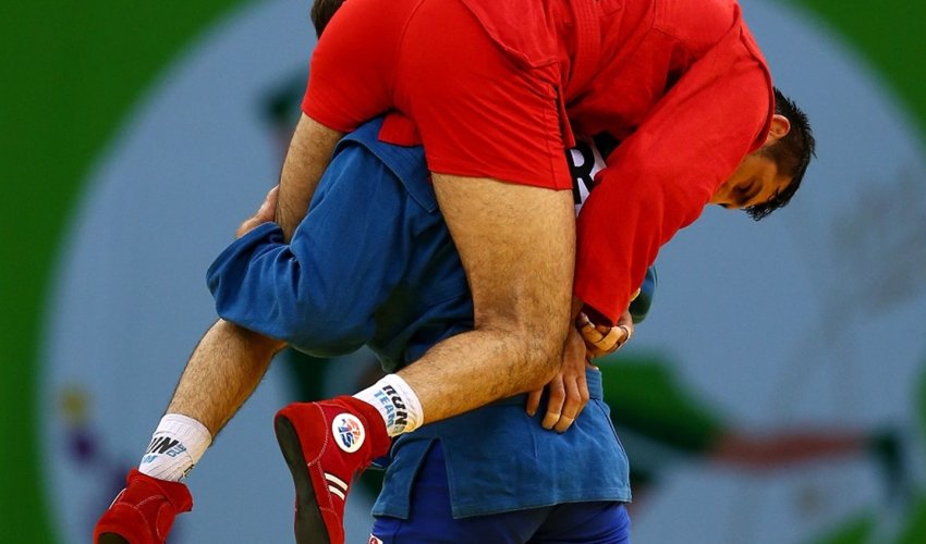 Victorious Sambo fighter carries injured Azeri opponent off