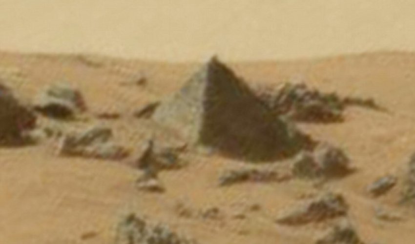 Alien hunters discover a 'PYRAMID' on Mars Alien hunters discover a 'PYRAMID' on Mars