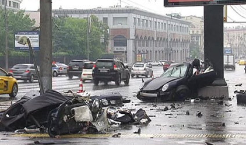Porsche разорвало на две части Porsche разорвало на две части