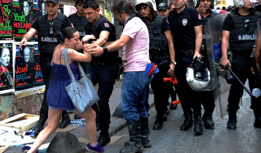 Gay Pride march in Istanbul turns violent