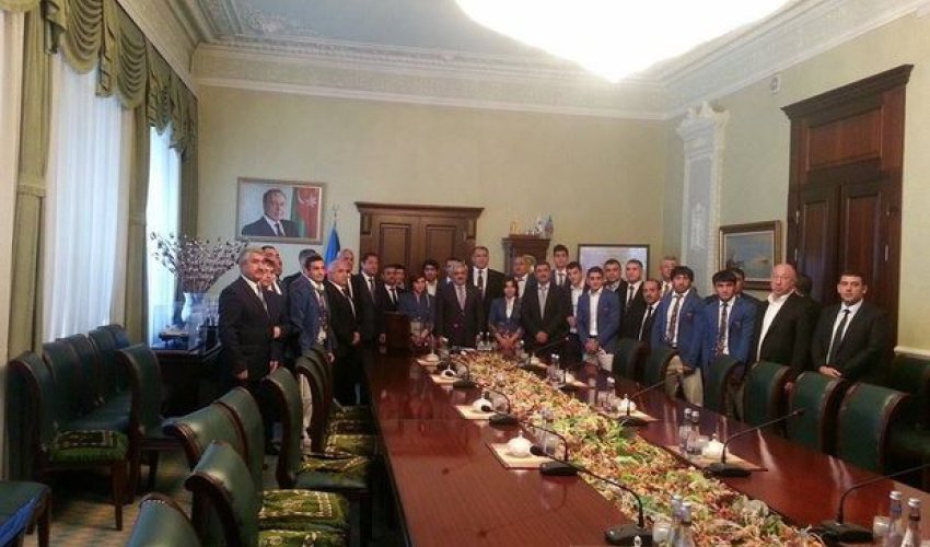 Rövnəq Abdullayev “Neftçi”nin idmançılarını təbrik etdi