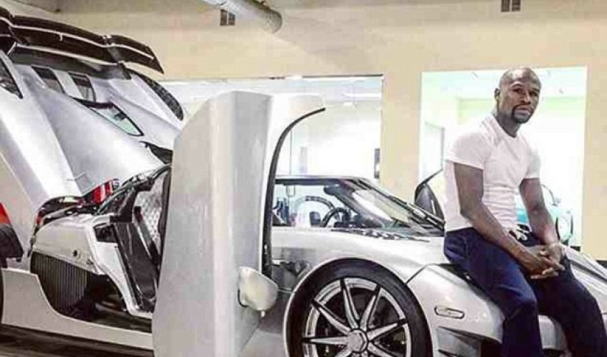 Floyd Mayweather poses for photo on top of £3m Koenigsegg supercar