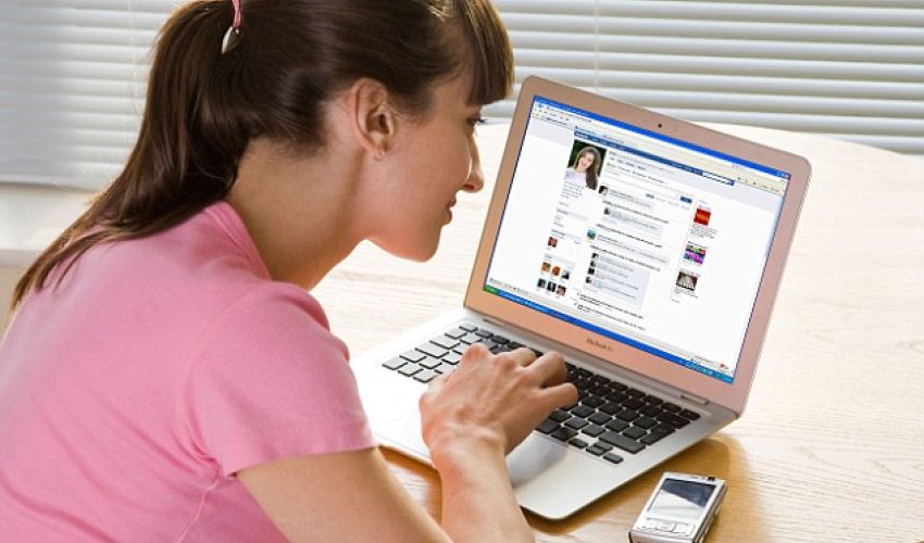 Boasting about your relationship on Facebook is key to keeping your lover