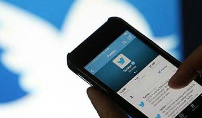Twitter deletes plagiarised jokes for 'copyright infringement' Twitter deletes plagiarised jokes for 'copyright infringement'