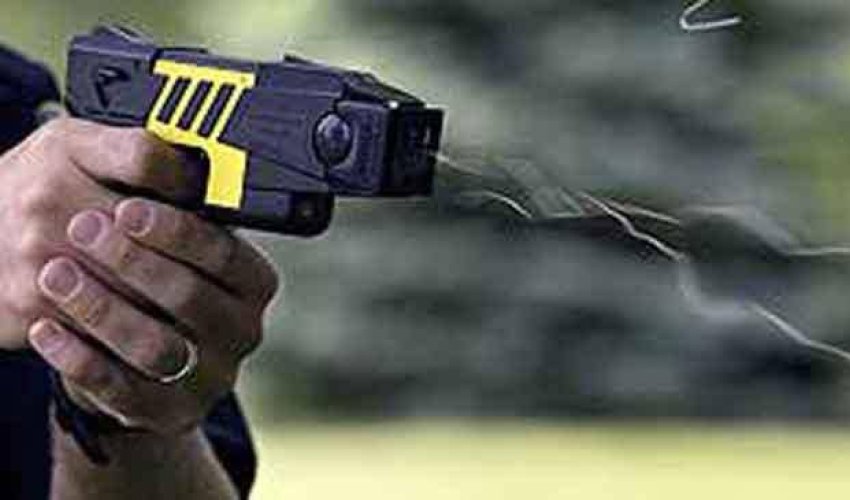 Polisin əlindəki dubinkanı elektroşok əvəz edir: Buna ehtiyac vardımı? - AÇIQLAMALAR Polisin əlindəki dubinkanı elektroşok əvəz edir: Buna ehtiyac vardımı? - AÇIQLAMALAR
