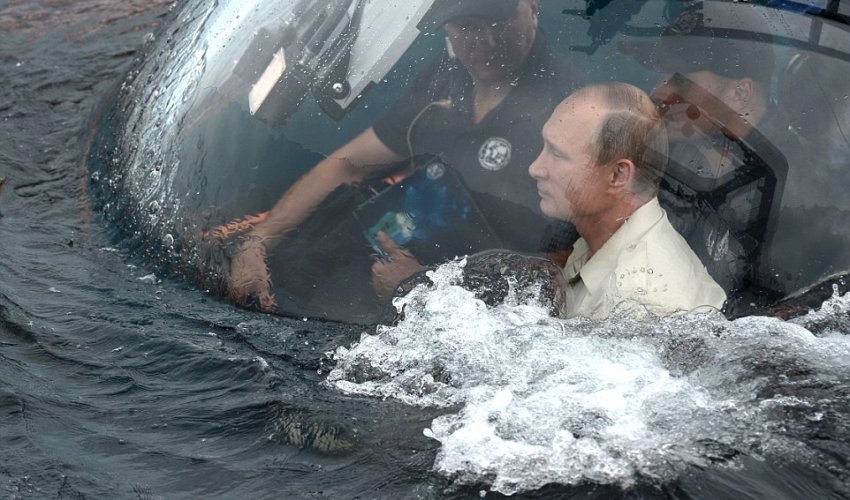 Putin takes control of a research submarine in the Black Sea in latest bizarre stunt Putin takes control of a research submarine in the Black Sea in latest bizarre stunt