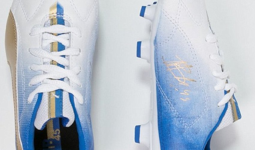 Balotelli releases new 'mohican' style football boots