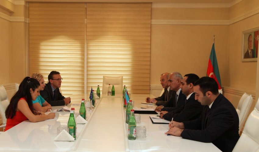 Economy minister meets EU envoy to protest 'anti-Azerbaijan' resolution