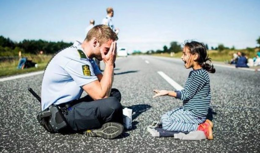 Suriyalı qızla davranışı bu polisi məşhur etdi - FOTOLAR