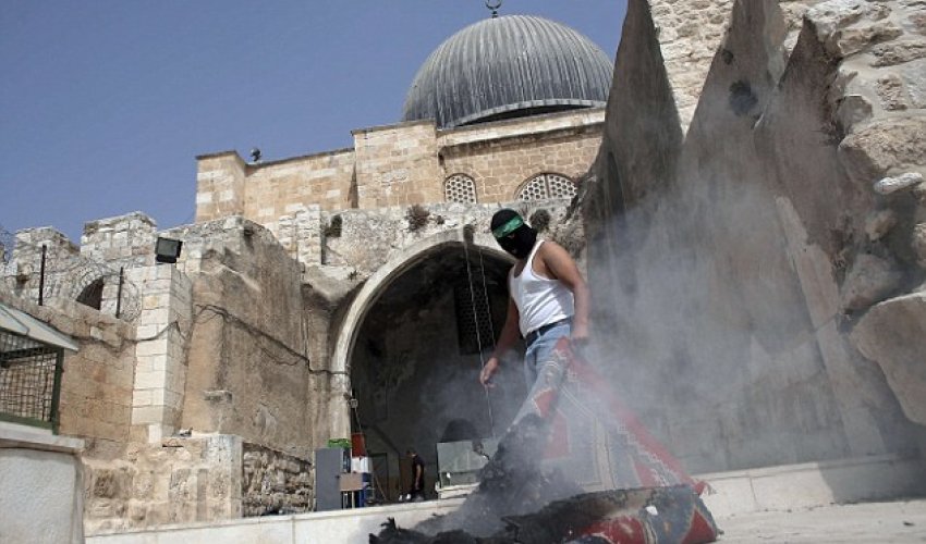 Masked Palestinians clash with Israeli police at Jerusalem mosque