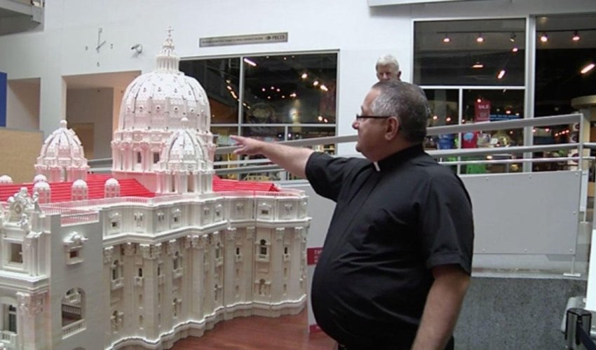 This priest recreated the Vatican using half a million Lego pieces This priest recreated the Vatican using half a million Lego pieces