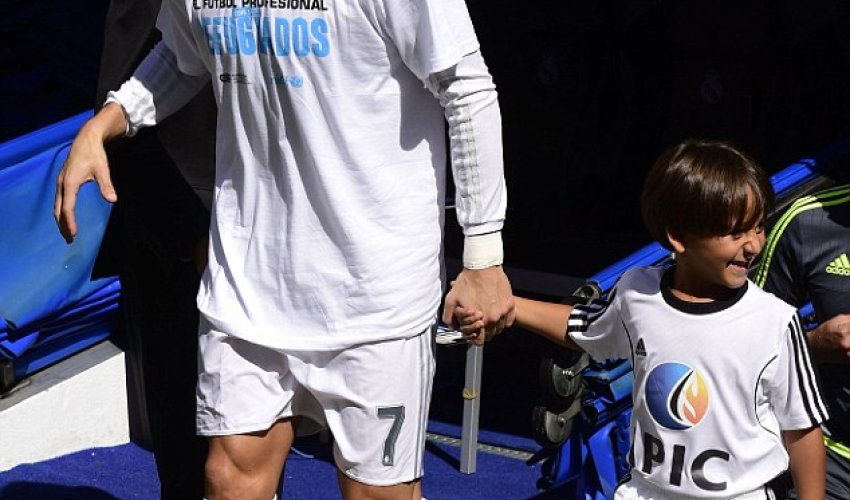 Ronaldo walked onto Real Madrid pitch holding hand of Syrian refugee