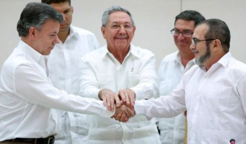 Prezident terrorçunun əlini sıxdı