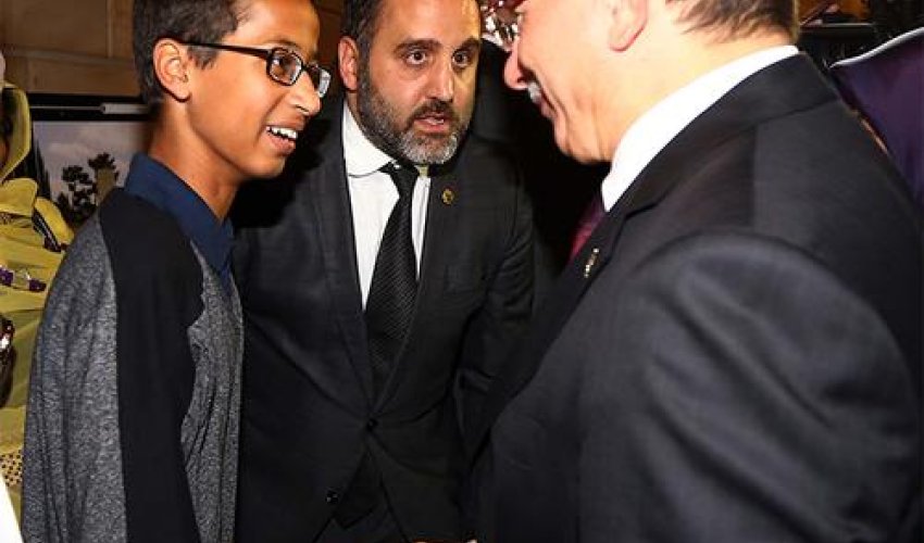 Əhməd Davudoğlu texaslı şagird Əhməd Məhəmmədlə görüşüb