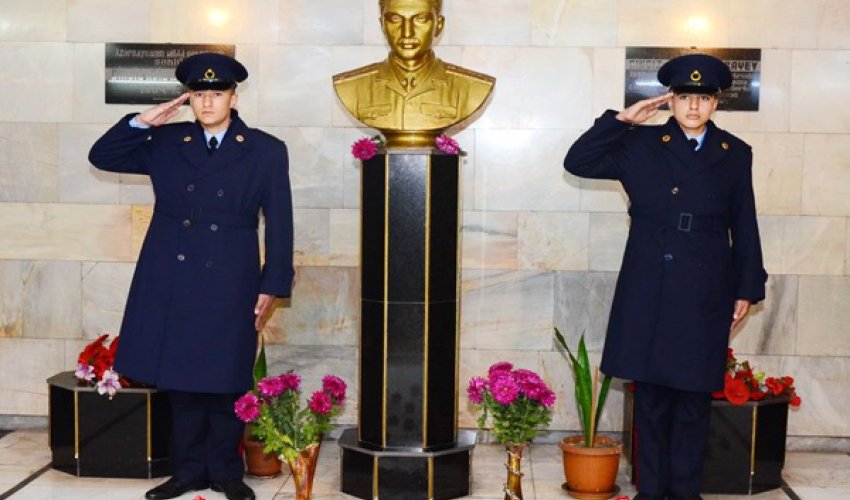 Bakıda baş vermiş metro terrorunun anım mərasimi keçirilib - FOTOLAR