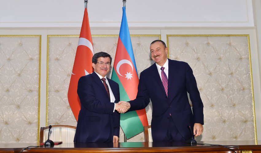 İlham Əliyev Əhməd Davudoğlunu təbrik etdi