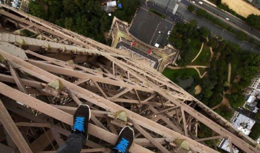 Экстремал покорил Эйфелеву башню