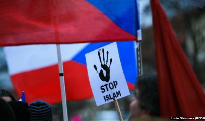 Çexiya prezidenti “antiislam mitinqi”nə qatıldı