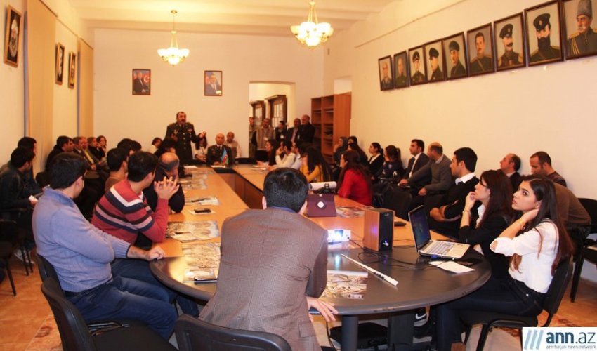 Jurnalistlər Hərb Tarixi Muzeyində - FOTOLAR Jurnalistlər Hərb Tarixi Muzeyində - FOTOLAR