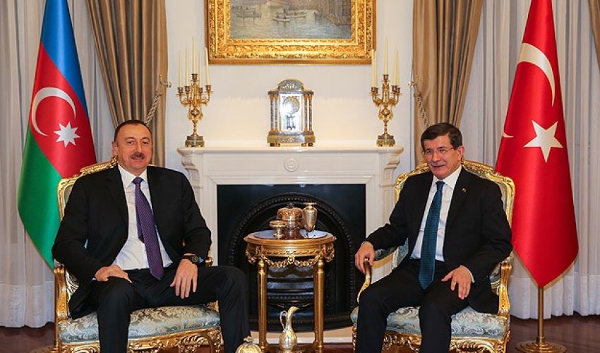 İlham Əliyev Əhməd Davudoğlu ilə görüşür