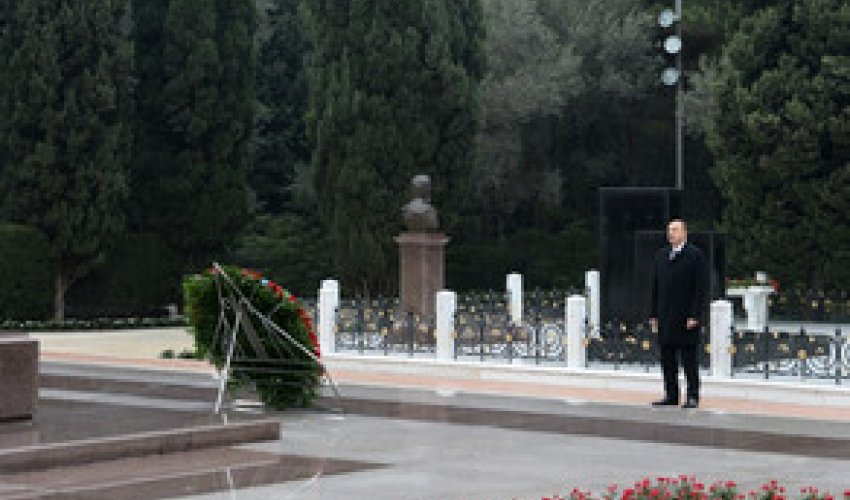 İlham Əliyev ümummilli lider Heydər Əliyevin məzarını ziyarət etdi