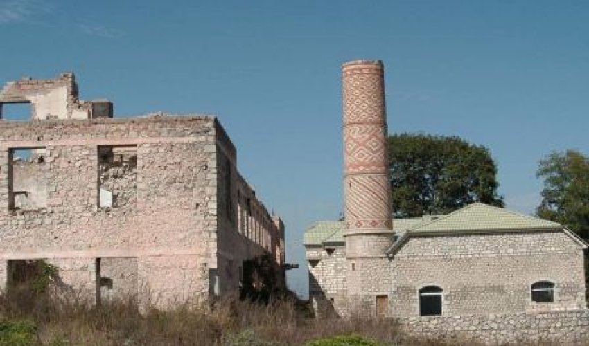 İranlı mütəxəssislər Şuşa məscidinin təmirinə başlayıb