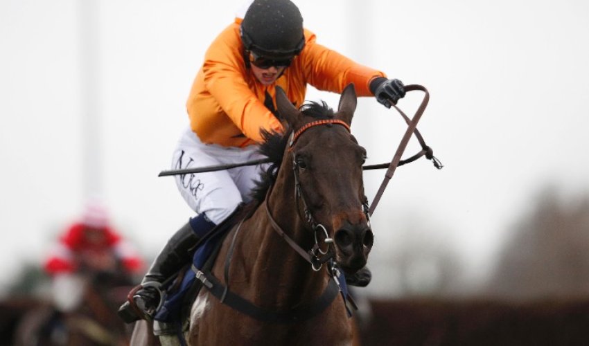 Lizzie Kelly makes horse racing history at Kempton Lizzie Kelly makes horse racing history at Kempton