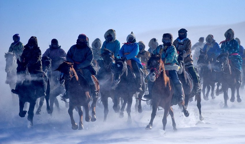 Stunning photos of Mongolian herdsmen galloping through the bitter cold on horseback