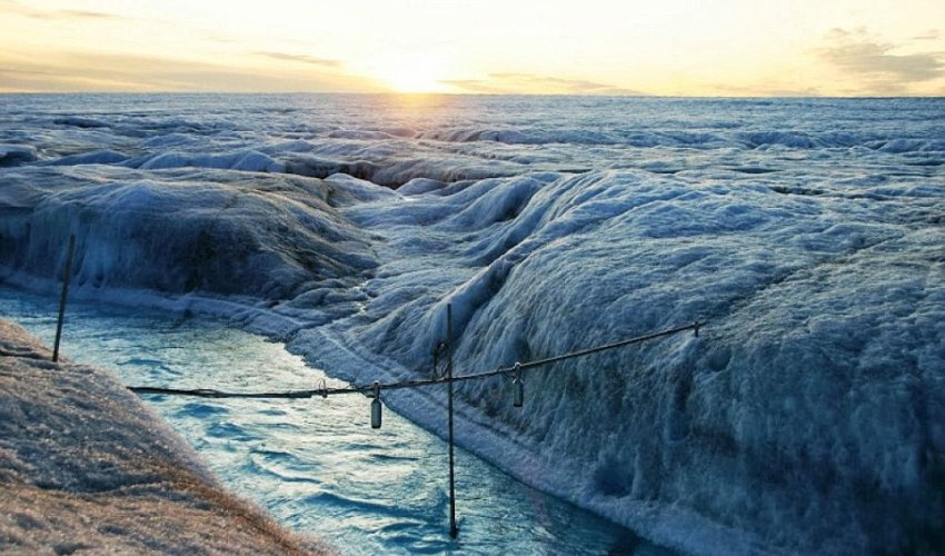 Stunning (yet worrying) photographs capture Greenland's disintegrating icecap