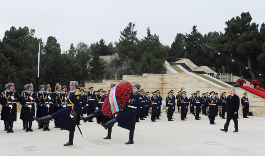Prezident Şəhidlər xiyabanını ziyarət edib