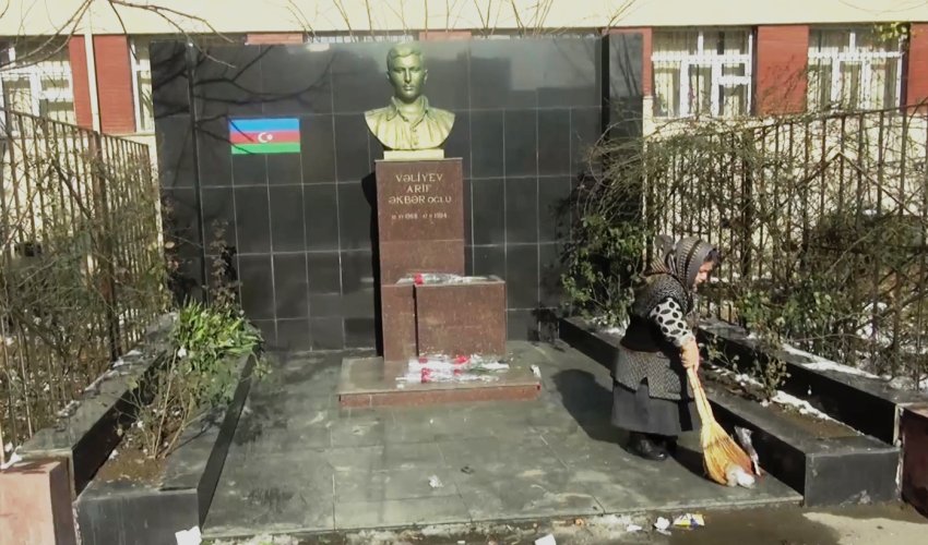 NO COMMENT: Süpürgəçi ümidinə qalan şəhid abidəsi