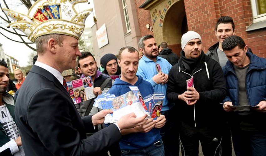 Germany hands migrants 