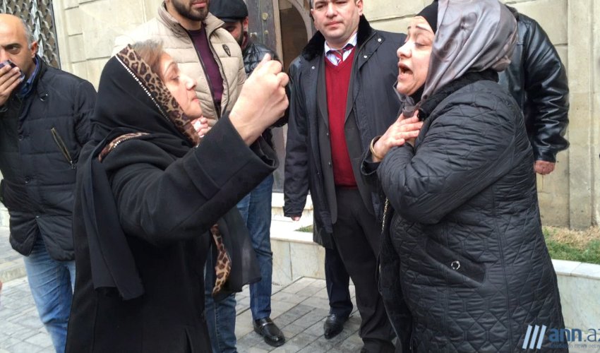 XƏBƏR ANı: Məhkəmə zalına bibər qazı buraxıldı XƏBƏR ANı: Məhkəmə zalına bibər qazı buraxıldı