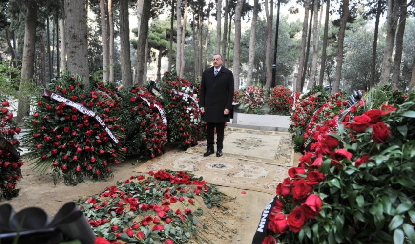İlham Əliyev akademik Cəlal Əliyevin məzarını ziyarət etdi - Fotolar